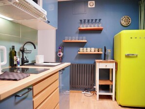 Wasserkocher mit Kaffee-/Teezubehör, Kühlschrank, Mikrowelle