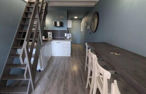Refrigerador, microondas y cafetera y tetera 