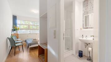 2 habitaciones, tabla de planchar con plancha, wifi y ropa de cama