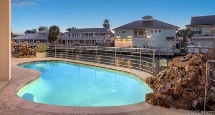 Villa Santorini - Luxury 6-bedroom on water & serene Key Allegro island