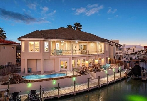  Luxury 6-bedroom waterfront with pool, boat & jet ski lift on serene Island