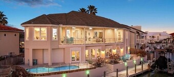  Luxury 6-bedroom waterfront with pool, boat & jet ski lift on serene Island