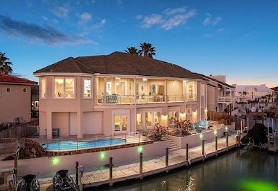  Luxury 6-bedroom waterfront with pool, boat & jet ski lift on serene Island