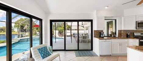 冷蔵庫、電子レンジ、オーブン、コンロ