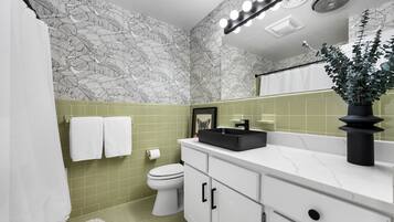 Douche, séchoir à cheveux, serviettes fournies, savon