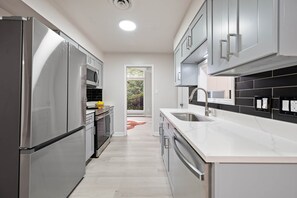 Kylskåp, mikrovågsugn, ugn och spishäll