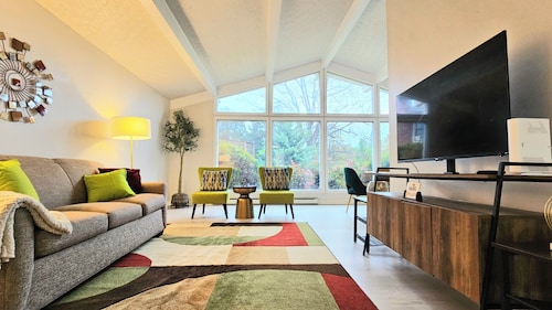 Lakefront • Screened Porch + Game Room • Easy to HPU, Greensboro, Winston Salem