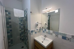 Dusche, Bidet, Handtücher