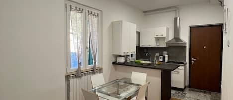 冷蔵庫、電子レンジ、食器洗い機、トースター