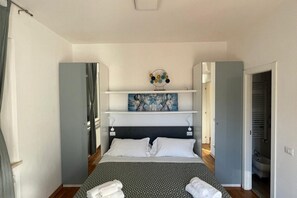 2 Schlafzimmer, Bügeleisen/Bügelbrett
