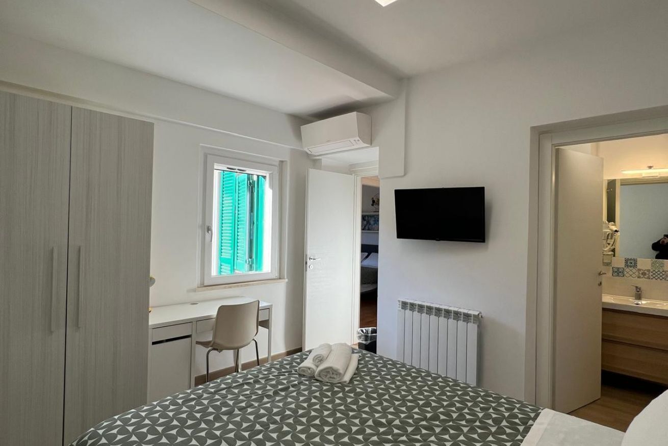 2 Schlafzimmer, Bügeleisen/Bügelbrett
