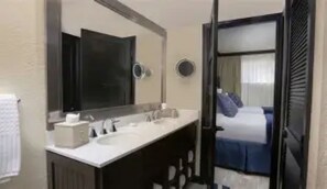 مستلزمات للعناية الشخصية صديقة للبيئة، مجففات شعر، مراحيض شطف، مناشف