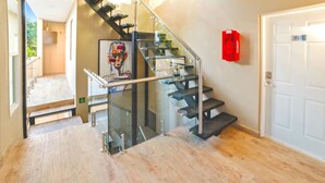 Un escalier moderne avec des rampes en verre et un plancher en bois.