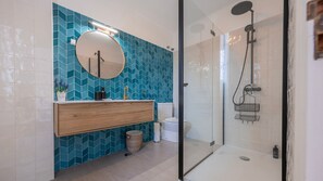 Hair dryer, towels - Bright 3BDR Flat in Iconic Graça by LovelyStay (Lisboa)