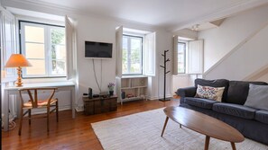 TV - Bright 3BDR Flat in Iconic Graça by LovelyStay (Lisboa)