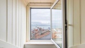 Interior - Bright 3BDR Flat in Iconic Graça by LovelyStay (Lisboa)