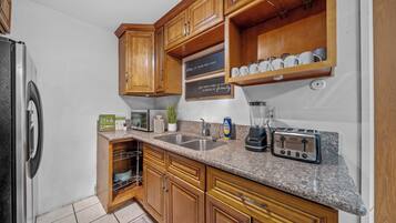 Een koelkast, een magnetron, een oven, een kookplaat