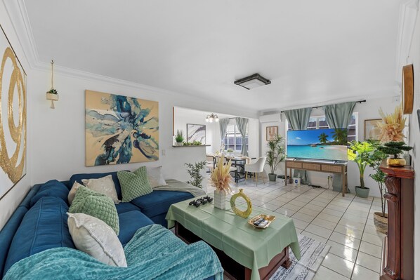 Smart TV, videojuegos, libros y biblioteca musical 