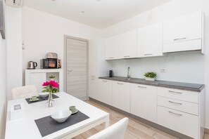Kylskåp, mikrovågsugn, spishäll och diskmaskin