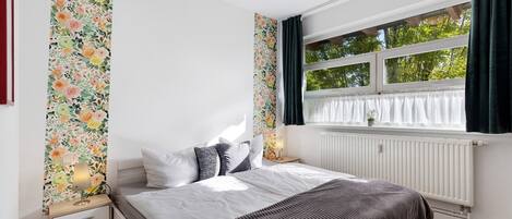 2 عدّة غرف نوم ومكواة/لوح كي وواي فاي وملاءات أسرّة