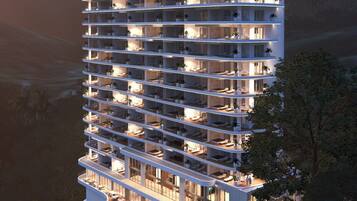 Vista frontal de la propiedad por la tarde o noche