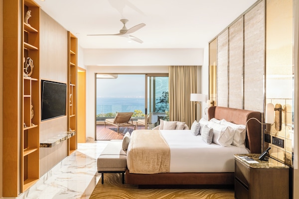 Junior Suite, 1 Katil Raja (King), Non Smoking, Balcony | Bar mini, meja, Wi-fi percuma, cadar katil