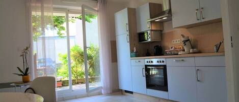 冰箱、微波炉、烤箱、炉灶