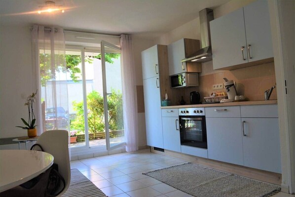 Fridge, microwave, oven, stovetop - Spacious Flat Garden&Parking 5min Basel Tram Bus (Saint-Louis)