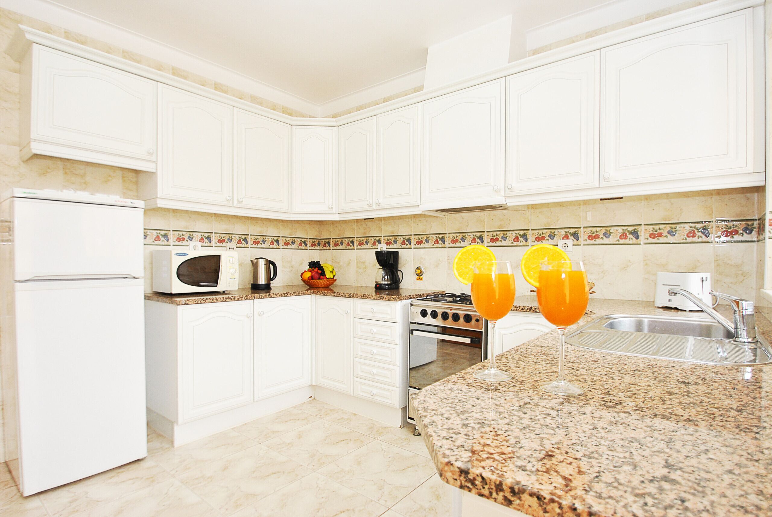 Refrigerador, microondas, horno y cafetera y tetera 