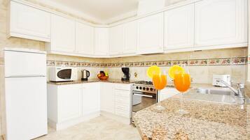 Refrigerador, microondas, horno y cafetera y tetera