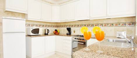 Frigorífic, microones, forn i cafetera i tetera