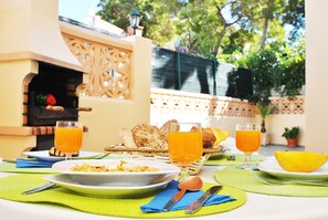 Outdoor dining - Villa with heatable pool and BBQ in Galé (Albufeira)