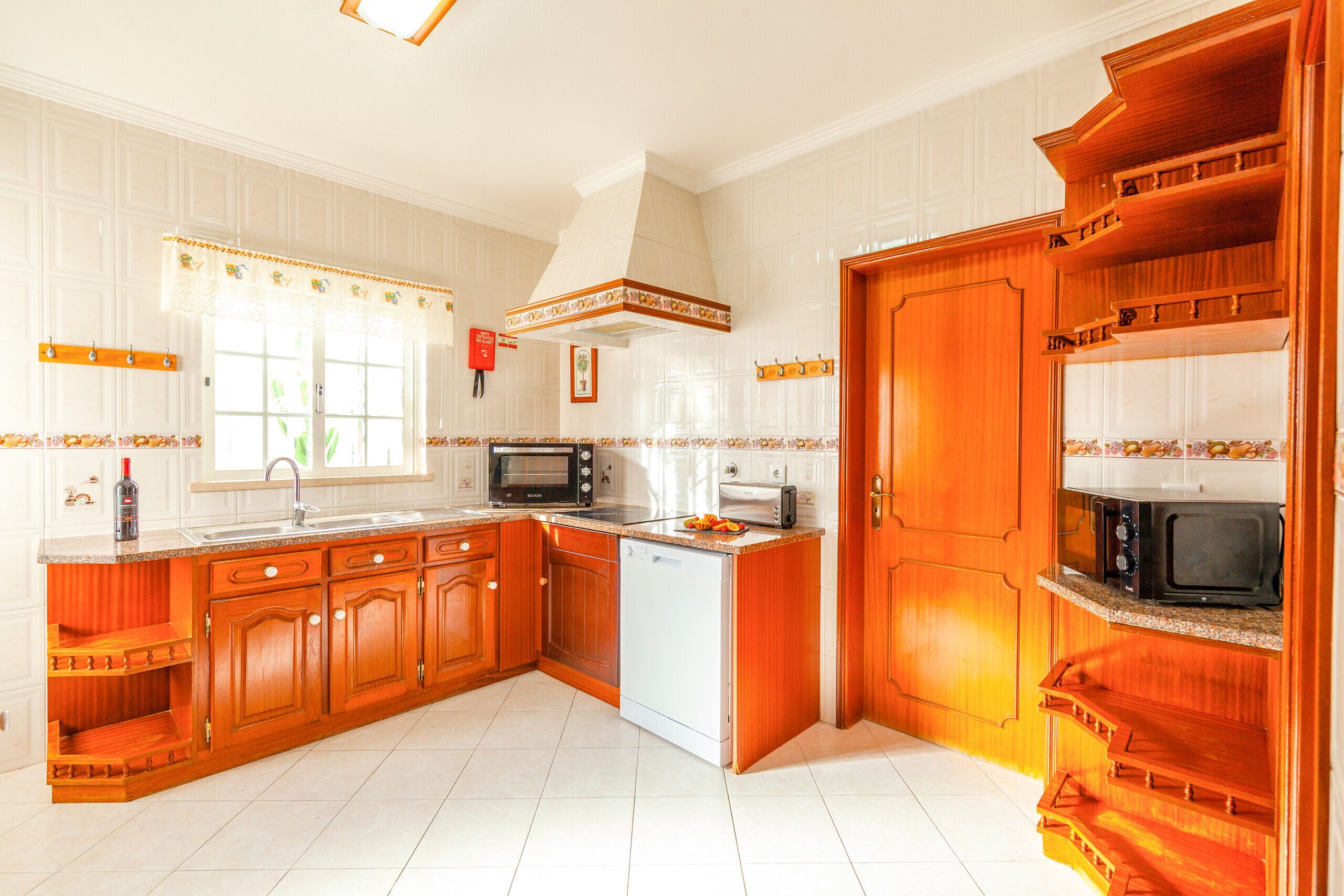 Refrigerador, microondas, horno y cafetera y tetera 