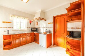 Refrigerador, microondas, horno y cafetera y tetera 