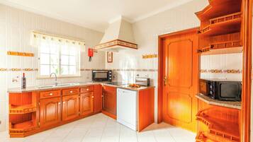 Fridge, microwave, oven, coffee/tea maker