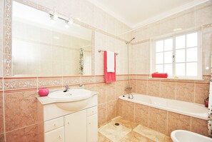 Shower, hair dryer, towels - Villa with heatable pool and BBQ in Galé (Albufeira)