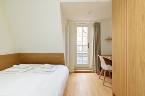 1 bedroom, iron/ironing board, bed sheets - 10SG3.d - One Bedroom Apartment, Sleeps 2 (London)