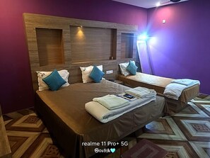 غرفة مزدوجة أو بسريرين منفصلين بتجهيزات أساسية - منظر للمدينة | خزنة داخل الغرفة وتجهيزات عازلة للصوت ومكواة/لوح كي