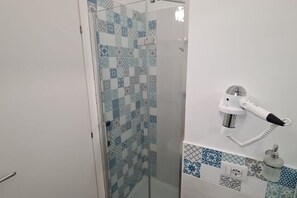 Douche, sèche-cheveux, bidet, serviettes fournies