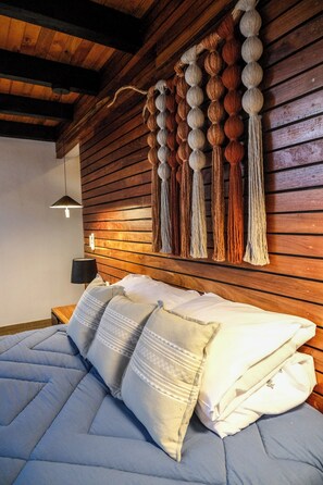 Free WiFi, bed sheets - Large family cabin "Olivo" surrounded by forest and tranquility. (Rio de los Chilares)