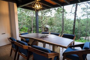 تناول الطعام بالخارج