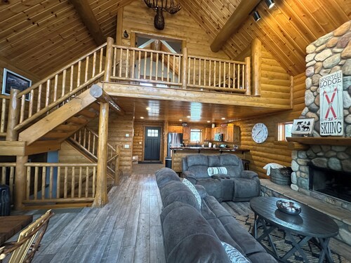 3 BR Mountain Cabin. Private Hot Tub. Ski-in/Ski-out. Sleeps 12 Guests!