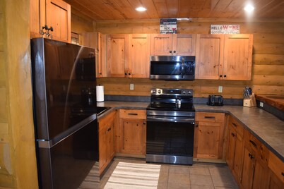 3 BR Mountain Cabin. Private Hot Tub. Ski-in/Ski-out. Sleeps 12 Guests!