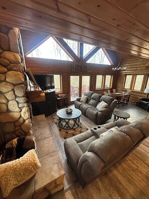 Televisión y chimenea 