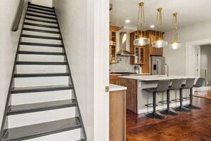 Fridge, microwave, stovetop, dishwasher - Palatial Parkside 3bd Home, Luxury Retreat (Cincinnati)