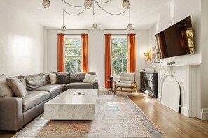 TV - Palatial Parkside 3bd Home, Luxury Retreat (Cincinnati)
