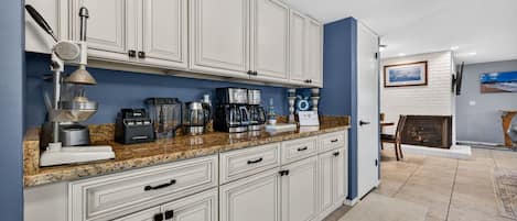 Microondas, horno, placa de cocina y lavavajillas