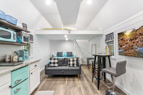 Charming bungalow Tiny Home, Fire pit, Close to town, Dog Friendly, Mountain Air