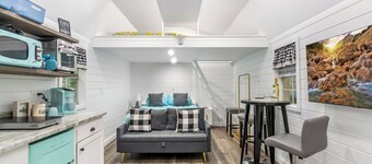 Charming bungalow Tiny Home, Fire pit, Close to town, Dog Friendly, Mountain Air