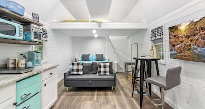 Charming bungalow Tiny Home, Fire pit, Close to town, Dog Friendly, Mountain Air